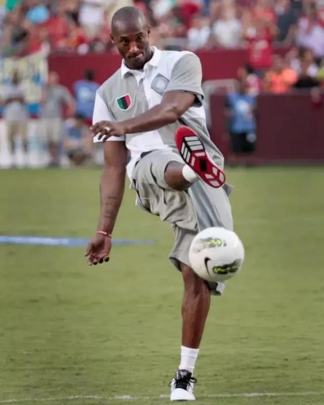 篮球湖人球迷为球队准备应援物