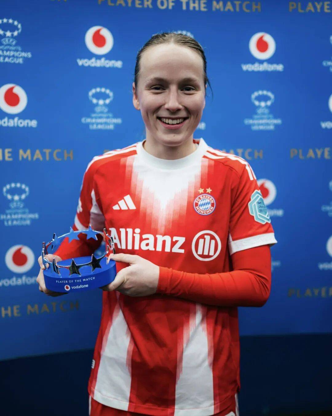 受伤的彭啸进入战上海U20的替补席，此前球员遭遇韧带损伤