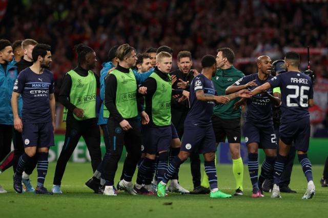 记者：汶马探赛后与海港助教约翰交换队服，两人曾在横滨合作