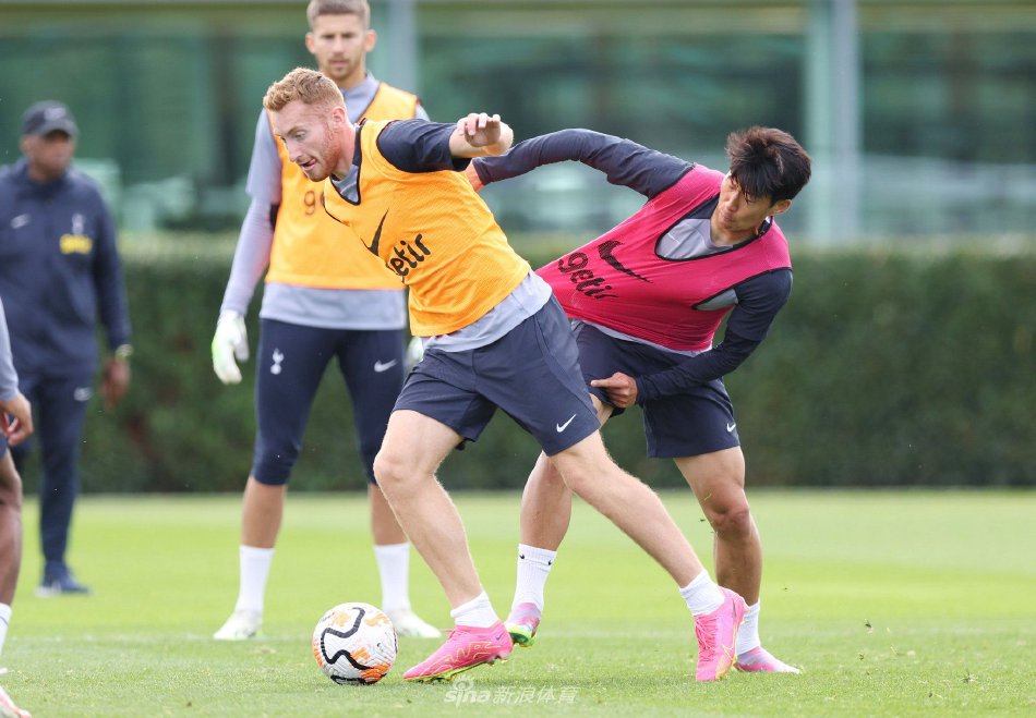 这是中后卫？范德芬长途奔袭神似孙兴慜的普斯卡什奖进球